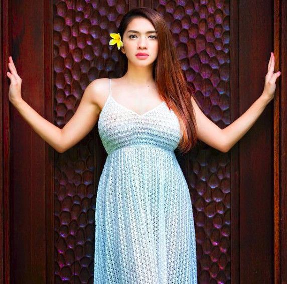 pose seksi Angel Karamoy
