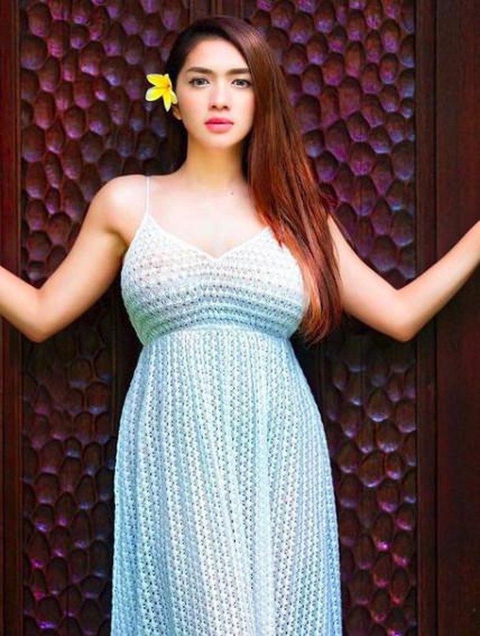 Angel Karamoy pose seksi Angel Karamoy