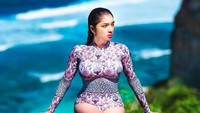 Pose seksi Angel Karamoy ini banyak dibanjiri komentar. Banyak dari mereka yang mengatakan jika pose seksi Angel Karamoy ini sebagai penambah imun. Foto: Instagram Angel Karamoy