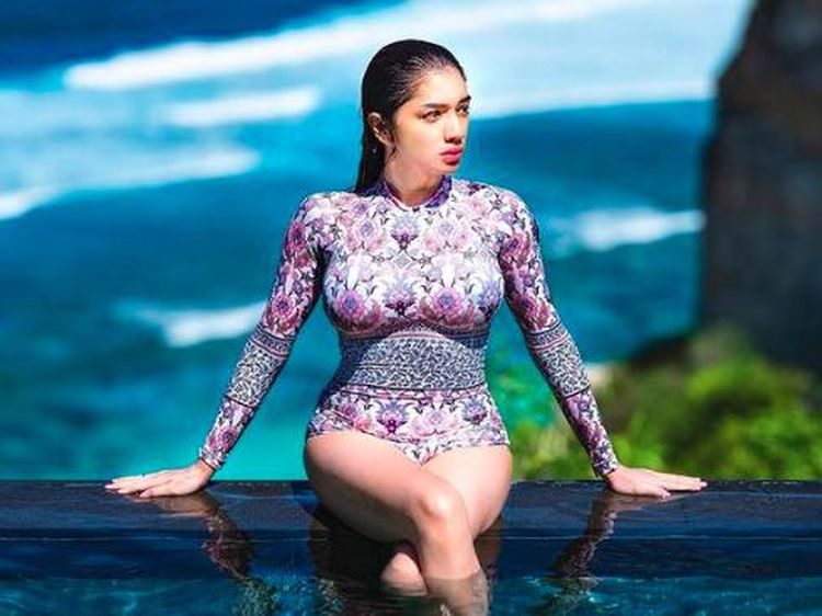 Pose Seksi Angel Karamoy Disebut Penambah Imun!
