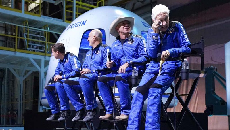 Wally Funk berhasil terbang terbang ke luar angkasa dengan roket buatan Blue Origin. Funk kini tercatat sebagai orang tertua yang pernah terbang ke luar angkasa.