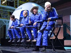 Bahagianya Wally Funk, Nenek 82 Tahun yang Terbang ke Luar Angkasa