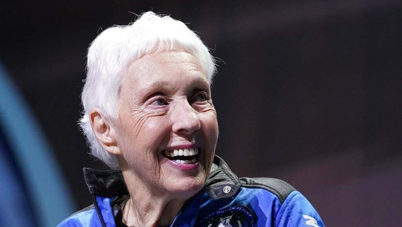 Wally Funk berhasil terbang terbang ke luar angkasa dengan roket buatan Blue Origin. Funk kini tercatat sebagai orang tertua yang pernah terbang ke luar angkasa.