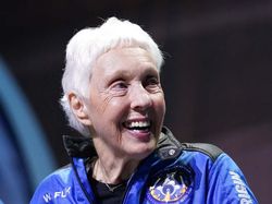 Bahagianya Wally Funk, Nenek 82 Tahun yang Terbang ke Luar Angkasa
