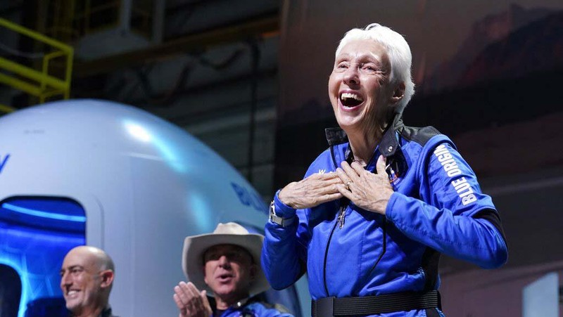 Wally Funk berhasil terbang terbang ke luar angkasa dengan roket buatan Blue Origin. Funk kini tercatat sebagai orang tertua yang pernah terbang ke luar angkasa.