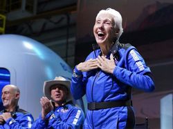 Bahagianya Wally Funk, Nenek 82 Tahun yang Terbang ke Luar Angkasa