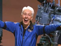 Bahagianya Wally Funk, Nenek 82 Tahun yang Terbang ke Luar Angkasa