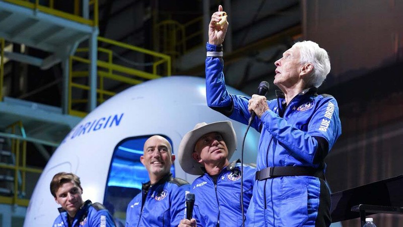 Wally Funk berhasil terbang terbang ke luar angkasa dengan roket buatan Blue Origin. Funk kini tercatat sebagai orang tertua yang pernah terbang ke luar angkasa.