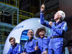 Bahagianya Wally Funk, Nenek 82 Tahun yang Terbang ke Luar Angkasa