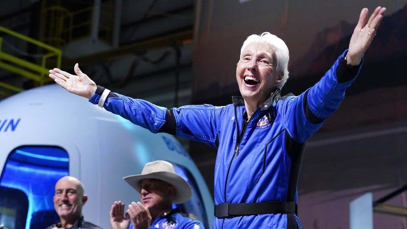 Wally Funk berhasil terbang terbang ke luar angkasa dengan roket buatan Blue Origin. Funk kini tercatat sebagai orang tertua yang pernah terbang ke luar angkasa.