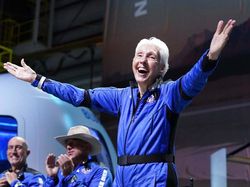 Bahagianya Wally Funk, Nenek 82 Tahun yang Terbang ke Luar Angkasa