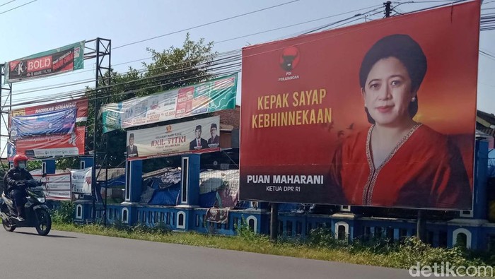 Baliho tokoh Parpol bertebaran di jalan-jalan utama di Kabupaten Klaten, selama PPKM Darurat ini. Mereka mulai menyosialisasikan diri jelang Pilpres 2024.
