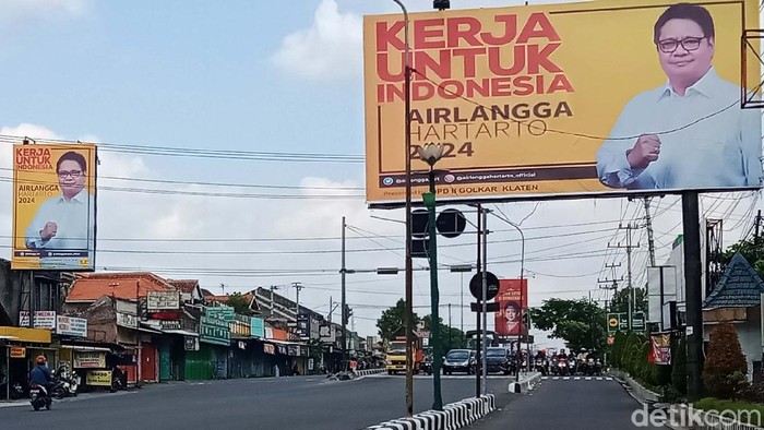 Baliho tokoh Parpol bertebaran di jalan-jalan utama di Kabupaten Klaten, selama PPKM Darurat ini. Mereka mulai menyosialisasikan diri jelang Pilpres 2024.
