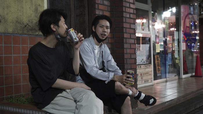 Pandemi COVID-19 membuat Tokyo umumkan keadaan darurat. Restoran dan bar pun diminta tutup lebih awal. Akibatnya, warga pun minum-minum di pinggir jalan.