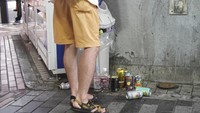 Pemberlakuan keadaan darurat di Tokyo membuat restoran dan bar di kawasan itu diminta tutup lebih awal yakni pukul 20.00 waktu setempat. Akibat penutupan yang lebih awal, tak sedikit warga memilih untuk minum-minum di pinggir jalan. AP Photo/Kantaro Komiya