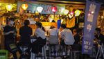 Bar Tutup Lebih Awal, Warga Tokyo Minum-minum di Pinggir Jalan