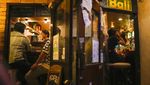 Bar Tutup Lebih Awal, Warga Tokyo Minum-minum di Pinggir Jalan