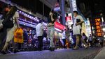Bar Tutup Lebih Awal, Warga Tokyo Minum-minum di Pinggir Jalan