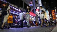 Sementara itu, diketahui Tokyo menjadi tuan rumah pelaksanaan Olimpiade 2020. Selain diminta untuk tutup lebih awal, bar dan restoran pun tidak diizinkan untuk menyajikan alkohol selama Tokyo tengah memberlakukan keadaan darurat imbas pandemi Corona. AP Photo/Kiichiro Sato.