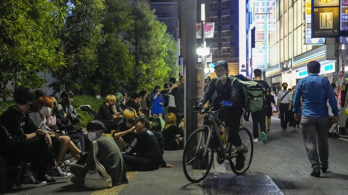 Bar Tutup Lebih Awal, Warga Tokyo Minum-minum di Pinggir Jalan Pandemi COVID-19 membuat Tokyo umumkan keadaan darurat. Restoran dan bar pun diminta tutup lebih awal. Akibatnya, warga pun minum-minum di pinggir jalan.