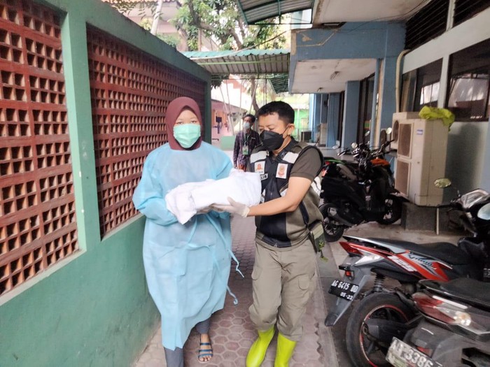 Suasana tegang terjadi di Asrama Haji Sukolilo Surabaya. Seorang Pekerja Migran Indonesia (PMI) yang dikarantina tiba-tiba merasa kontraksi dan hendak melahirkan.