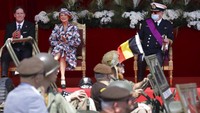 Pangeran Belgia, Laurent (kanan) dan Putri Delphine (tengah) saat menghadiri perayaan parade kemerdekaan di Istana Kerajaan, di ibukota Brussels (21/6). Biasanya, sebelum pandemi corona, perayaan ini melibatkan ribuan warga Belgia.  (AP Photo/Olivier Matthys)