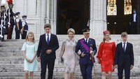 Keluarga Kerajaan Belgia, Raja Philippe (keempat kiri) dan Ratu Mathilde (ketiga kiri) menuruni tangga gereja katedral St.Gudula di Brussels (21/6) usai mengikuti prosesi doa untuk perayaan kemerdekaan Belgia.  Saat ini, Belgia menganut sistem pemerintahan monarki parlementer. (AP Photo/Olivier Matthys)