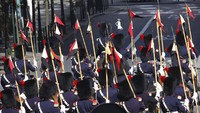 Pasukan pengawal kerajaan membentuk formasi di depan gereja katedral St.Gudula di Brussels (21/6).  Wilayah Belgia tidaklah besar hanya 30km persegi. Wilayah yang sangat mungil jika dibandingkan dengan DKI Jakarta yang mencapai 661km persegi. (AP Photo/Olivier Matthys)