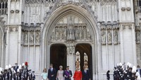 Keluarga Kerajaan Belgia, Raja Philippe (keempat kiri) dan Ratu Mathilde (ketiga kiri) menuruni tangga gereja katedral St.Gudula di Brussels (21/6) usai mengikuti prosesi doa untuk perayaan kemerdekaan Belgia. Belgia dihuni oleh beragam suku bangsa namun yang dominan yakni Flandria yang berbahasa Belanda dan Walonia dengan bahasa Prancis. (AP Photo/Olivier Matthys)