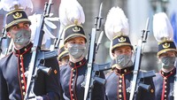 Putri Mahkota Belgia, Elisabeth (kedua kiri) ikut dalam parade sekolah militer saat peringatan hari kemerdekaan Belgia di ibukota Brussels (21/6).  Belgia memerdekakan diri dari Belanda pada 21 Juli 1831. Raja Leopold I didaulat menjadi raja pertama Belgia.  (Laurie Dieffembacq, Pool Photo via AP)