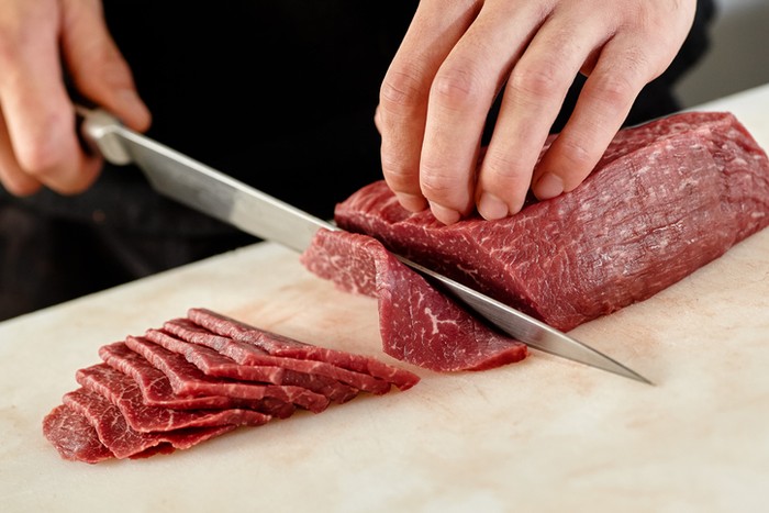 7 Cara Alami Hilangkan Bau Amis Bekas Daging pada Alat Masak