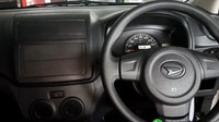 Meski demikian, Daihatsu Ayla 1.0 D MT ini sudah dibekali penunjuk indikator bahan bakar digital.Foto: Dok. Aan Andri Setiawan