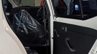 Beberapa keunggulan yang ditawarakan Daihatsu Ayla D ini ialah board door trim, molded head lining, sun visor, dan B-pillar garnish. Oiya, pada baris bangku pertama dan kedua sudah dilengkapi seatbelt tiga titik, dan side impact beam. Lalu pada bagian jok depan bisa diatur sliding dan reclining. Daihatsu Ayla 1.0 D MT ini juga sudah dilengkapi dengan Alat Pemadam Api Ringan (APAR). Foto: Dok. Aan Andri Setiawan
