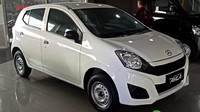 Daihatsu Ayla 1.0 D M/T memang punya harga yang terjangkau, mobil baru paling murah di Indonesia. Tapi dari segi eksterior, Ayla 1.0 D ini jelas memiliki perbedaan dengan model Ayla 1.2 L yang sudah mengalami penyegaran facelift pada 2020 lalu. Sementara Ayla 1.0 D dan X masih menggunakan desain muka sebelumnya, pun terlihat tidak dibekali dengan lampu kabut. Foto: Dok. Aan Andri Setiawan