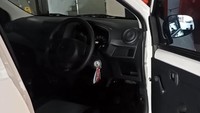 Daihatsu Ayla 1.0 D T lebih banyak menggunakan perlengkapan mekanis. Fitur seperti power steering, power window, dan power door lock tidak terpasang pada mobil ini. Jadi kalau mau buka kaca harus diengkol nih. Foto: Dok. Aan Andri Setiawan