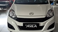 Dari segi eksterior, mobil ini jelas memiliki perbedaan dengan model Ayla 1.2 L yang sudah mengalami penyegaran facelift pada 2020 lalu. Sementara Ayla 1.0 D dan X masih menggunakan desain muka sebelumnya, pun terlihat tidak dibekali dengan lampu kabut. Foto: Dok. Aan Andri Setiawan