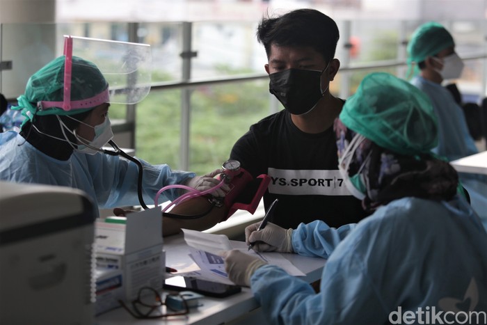 Vaksinasi COVID-19 terus digencarkan meski di tengah pemberlakuan PPKM Darurat. Hingga saat ini sudah lebih dari 42 juta warga Indonesia disuntik vaksin Corona.