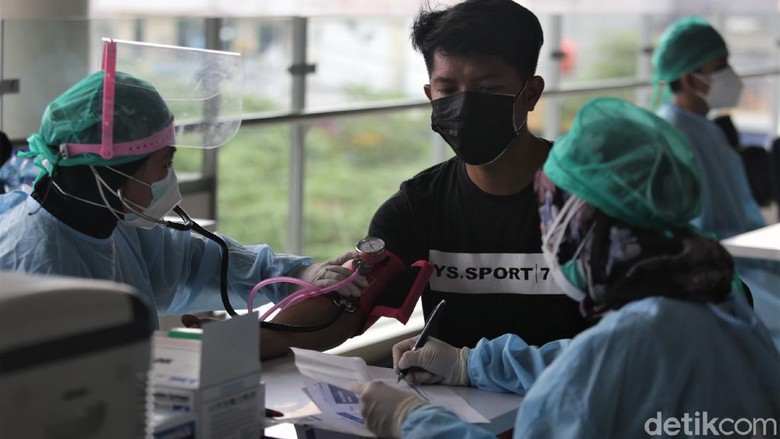 Demi Herd Immunity, 42 Juta Warga Indonesia Sudah Divaksin COVID-19 Vaksinasi COVID-19 terus digencarkan meski di tengah pemberlakuan PPKM Darurat. Hingga saat ini sudah lebih dari 42 juta warga Indonesia disuntik vaksin Corona.