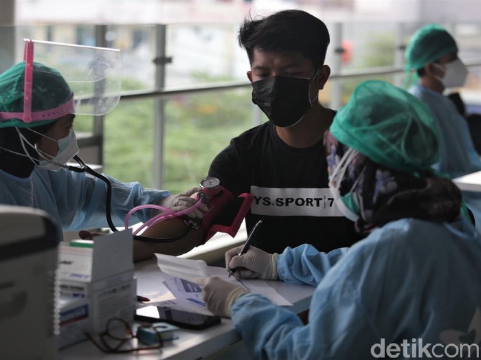 Vaksinasi COVID-19 terus digencarkan meski di tengah pemberlakuan PPKM Darurat. Hingga saat ini sudah lebih dari 42 juta warga Indonesia disuntik vaksin Corona.