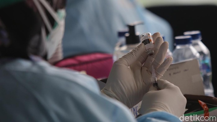 Demi Herd Immunity, 42 Juta Warga Indonesia Sudah Divaksin COVID-19 Vaksinasi COVID-19 terus digencarkan meski di tengah pemberlakuan PPKM Darurat. Hingga saat ini sudah lebih dari 42 juta warga Indonesia disuntik vaksin Corona.