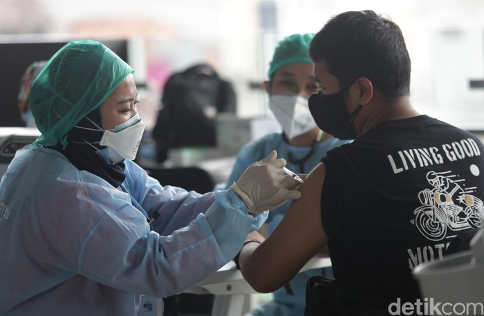 Vaksinasi COVID-19 terus digencarkan meski di tengah pemberlakuan PPKM Darurat. Hingga saat ini sudah lebih dari 42 juta warga Indonesia disuntik vaksin Corona.