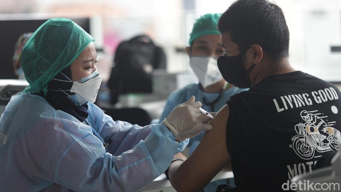 Demi Herd Immunity, 42 Juta Warga Indonesia Sudah Divaksin COVID-19 Vaksinasi COVID-19 terus digencarkan meski di tengah pemberlakuan PPKM Darurat. Hingga saat ini sudah lebih dari 42 juta warga Indonesia disuntik vaksin Corona.