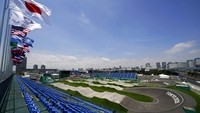 Sejumlah bendera peserta Olimpiade Tokyo 2020 tampak berkibar di arena pertandingan sepeda BMX yang berada di Ariake Urban Sports Park, Tokyo, Jepang. AP Photo/Charlie Riedel.