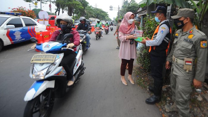 Dukungan untuk para petugas selama masa PPKM Darurat terus diberikan dari berbagai pihak. Mulai dari soal keselamatan petugas di titik penyekatan hingga kebutuhan makanan.