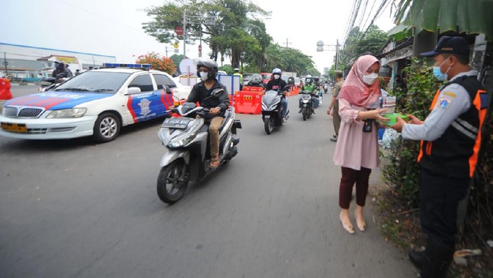 Dukungan untuk Keselamatan Petugas PPKM Dukungan untuk para petugas selama masa PPKM Darurat terus diberikan dari berbagai pihak. Mulai dari soal keselamatan petugas di titik penyekatan hingga kebutuhan makanan.