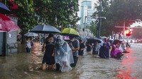 Banjir diketahui terjadi akibat hujan lebat di China yang merupakan hujan terlebat dalam 1000 tahun terakhir. Foto: AP/Stringer