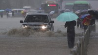Tentara juga sudah diterjunkan untuk pengalihan banjir. PLA turun untuk memperkuat tanggul seiring jebolnya bendungan Yihetan di Luoyang, sekitar 137 kilometer dari Zhengzhou. Foto: AP/yuanxiaoqiang