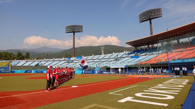 FUKUSHIMA, JAPAN - JULY 21: A general view of Team Australia and Team Japan standing in the infield for pregame ceremonies before to their game during the Tokyo 2020 Olympic Games at Fukushima Azuma Baseball Stadium on July 21, 2021 in Fukushima, Japan. (Photo by Yuichi Masuda/Getty Images)