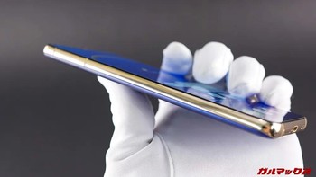 Rangka metalnya dibalut dengan warna emas. Foto: dok Sammobile