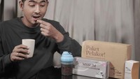 Namun baru-baru ini Arya Saloka dituding telah melanggar aturan protokol kesehatan. Arya Saloka didapati tidak mengenakan masker saat tengah melakukan barbeque di rumahnya.  Foto: Instagram/arya.saloka